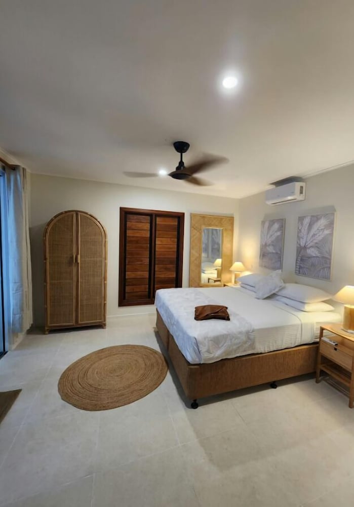 Pool House, 2 Bedrooms, 1 Queen and 1 Bunk Bed