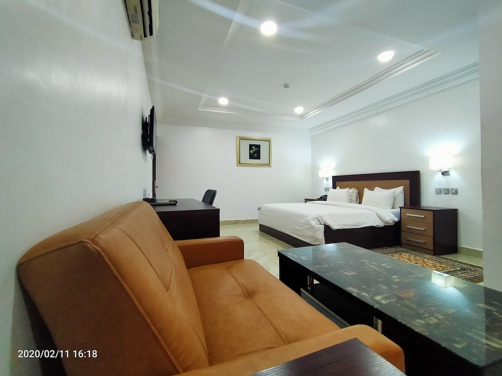 Immaculate Platinum Luxury Resorts 11/32