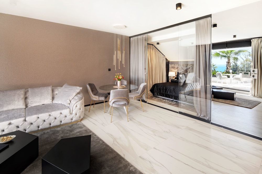 All Suites Hotel Posh 37/65