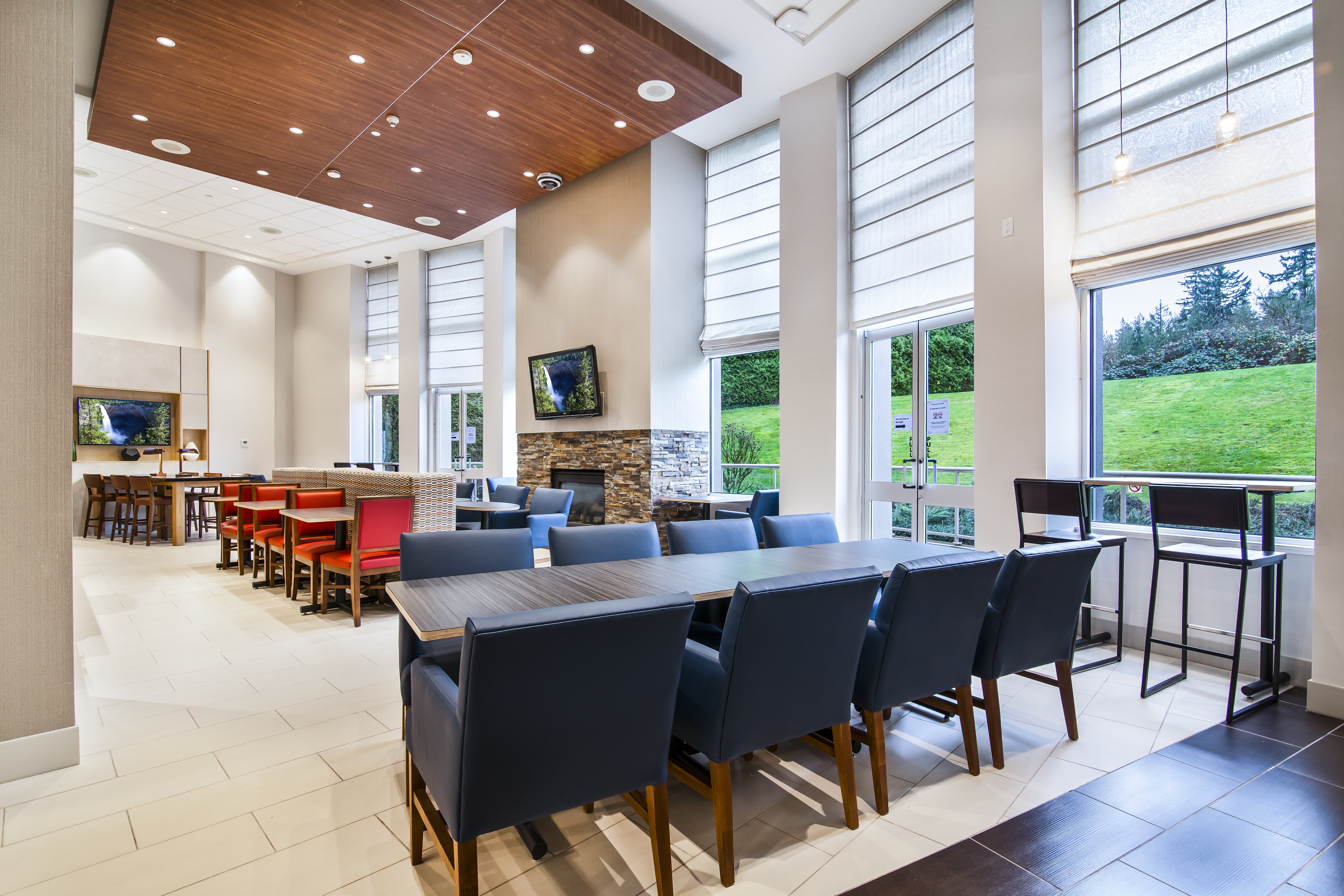 Holiday Inn Express Suites Langley 53/73