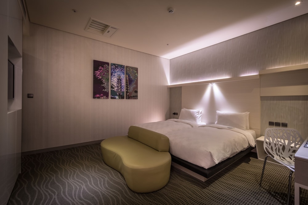 Sparkle Hotel 13/48