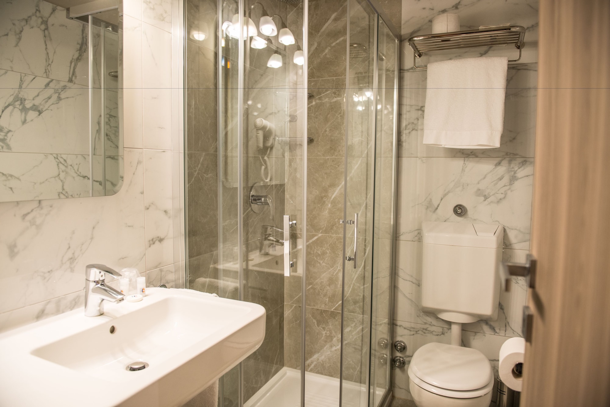 غرفة قياسية رباعية بسرير كوين وسريرين منفصلين، Cardano Hotel Malpensa 5/6