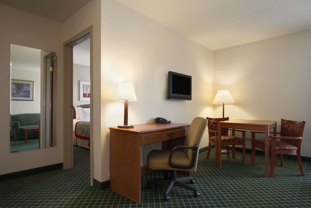 Ramada By Wyndham Seatac Airport 32/35