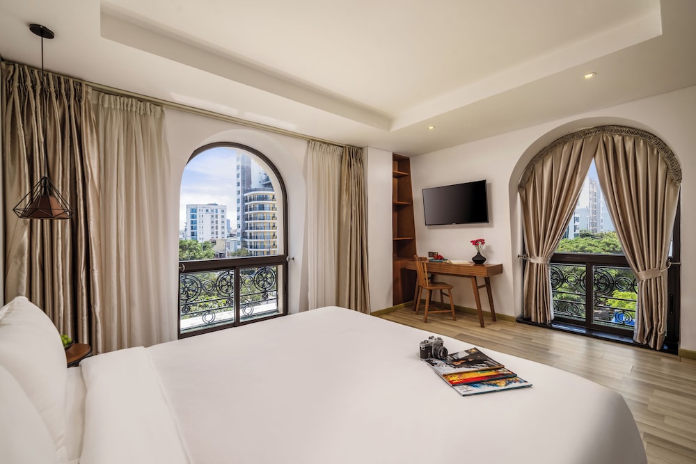 Superior, Queen Bed, City View, Brilliant Majestic Hotel 10/10