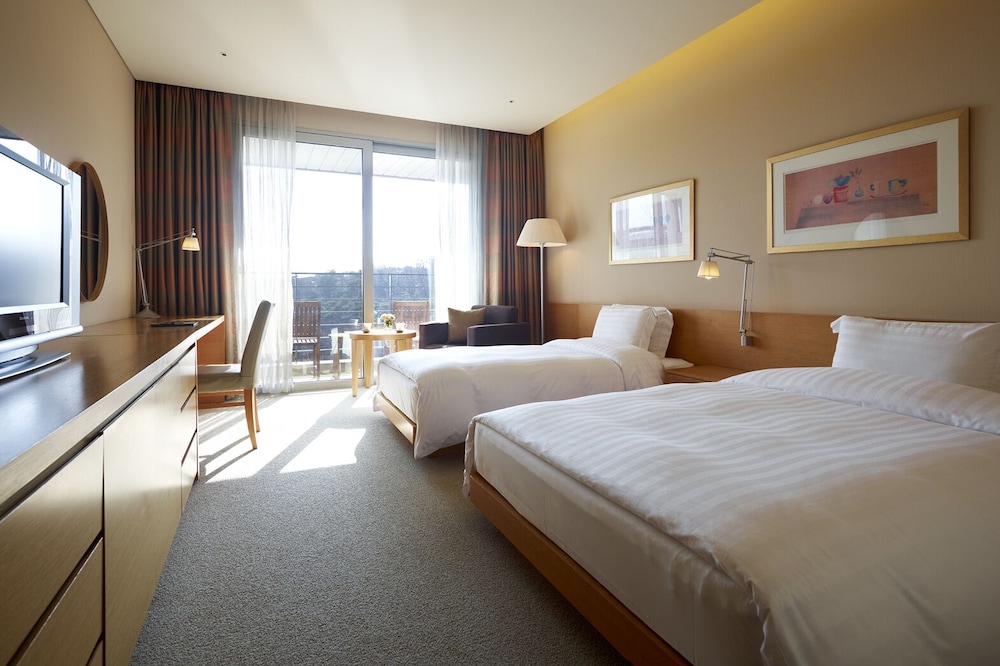 SAPPHIRE, BLUE, SUPERIOR, TWIN BEDS, CITY VIEW