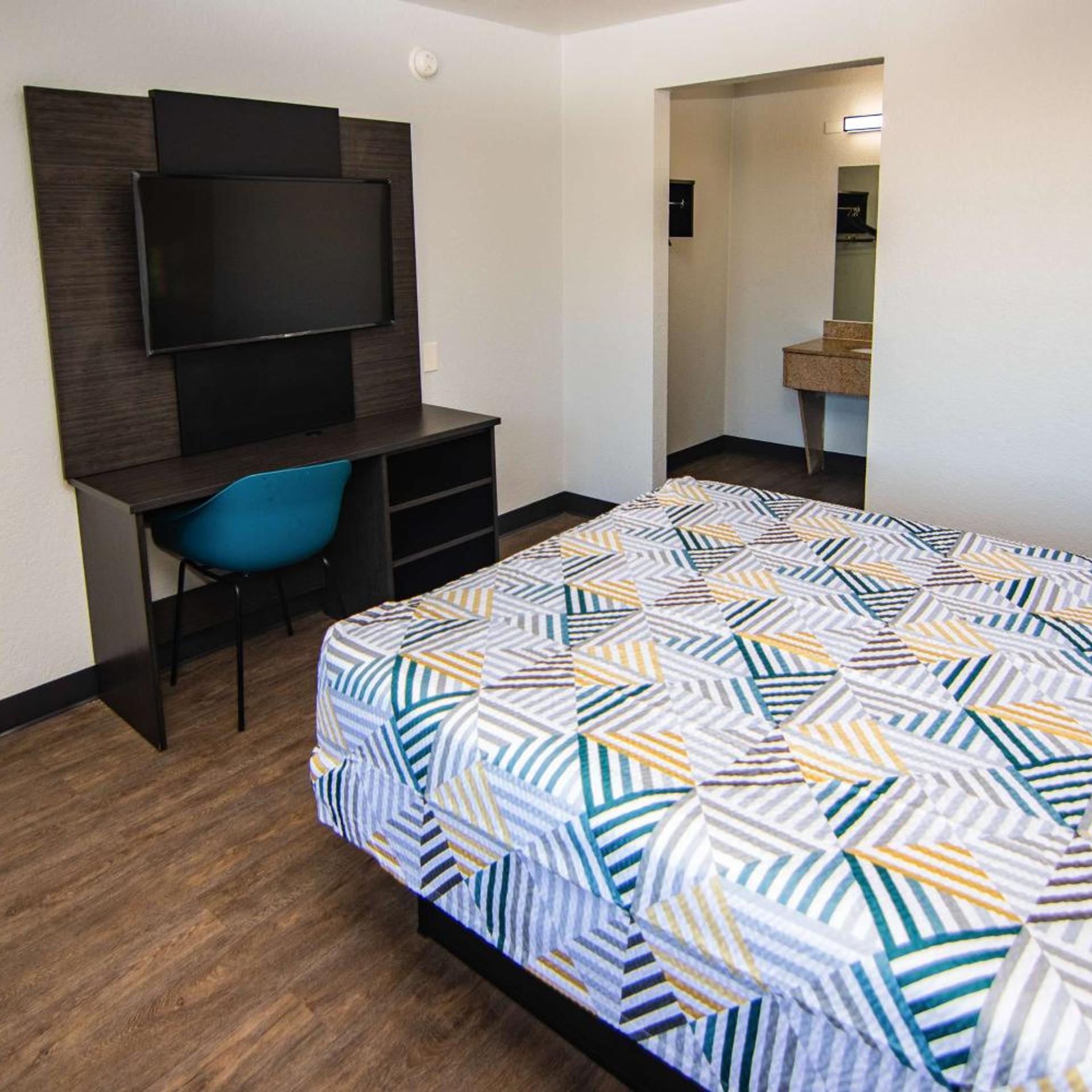 1 Queen Bed ADA/Tub 9/10