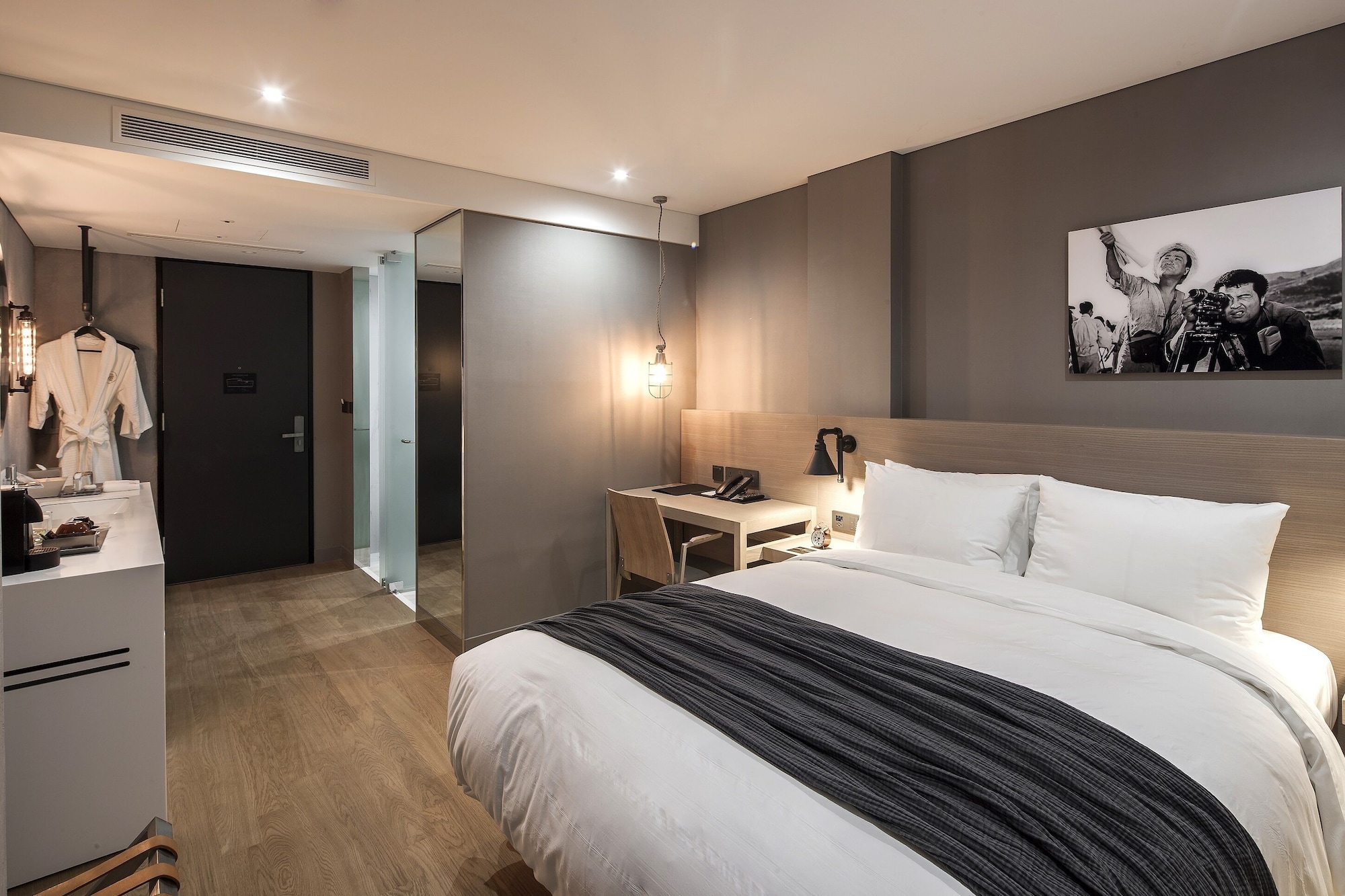 STANDARD, QUEEN BED