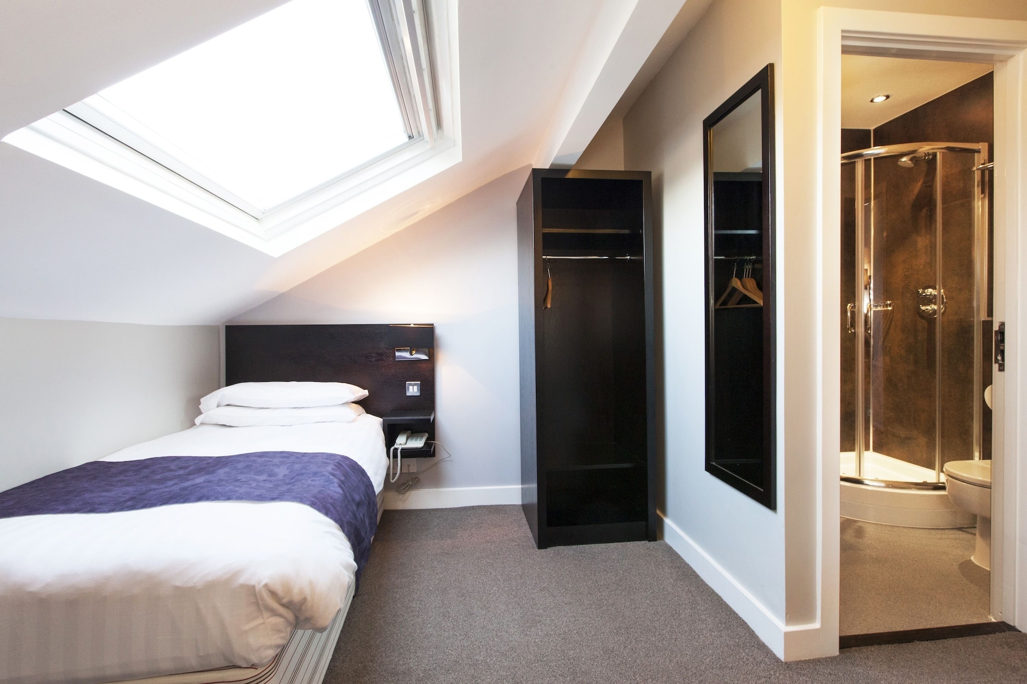 ROOM, SINGLE