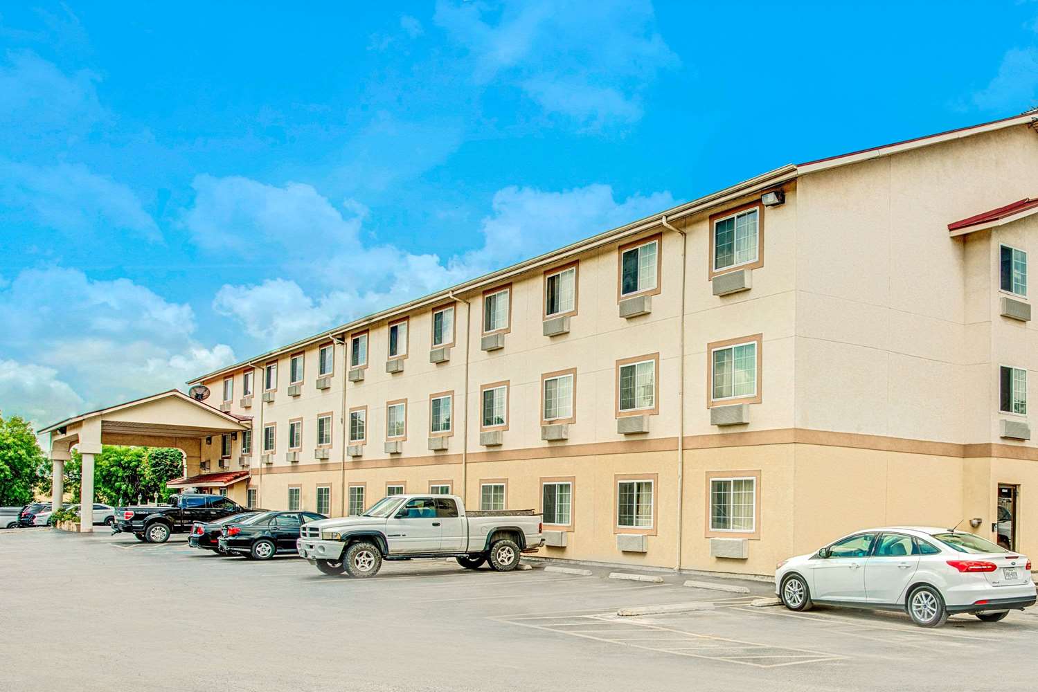 Super 8 by Wyndham San Antonio/Fiesta 15/19
