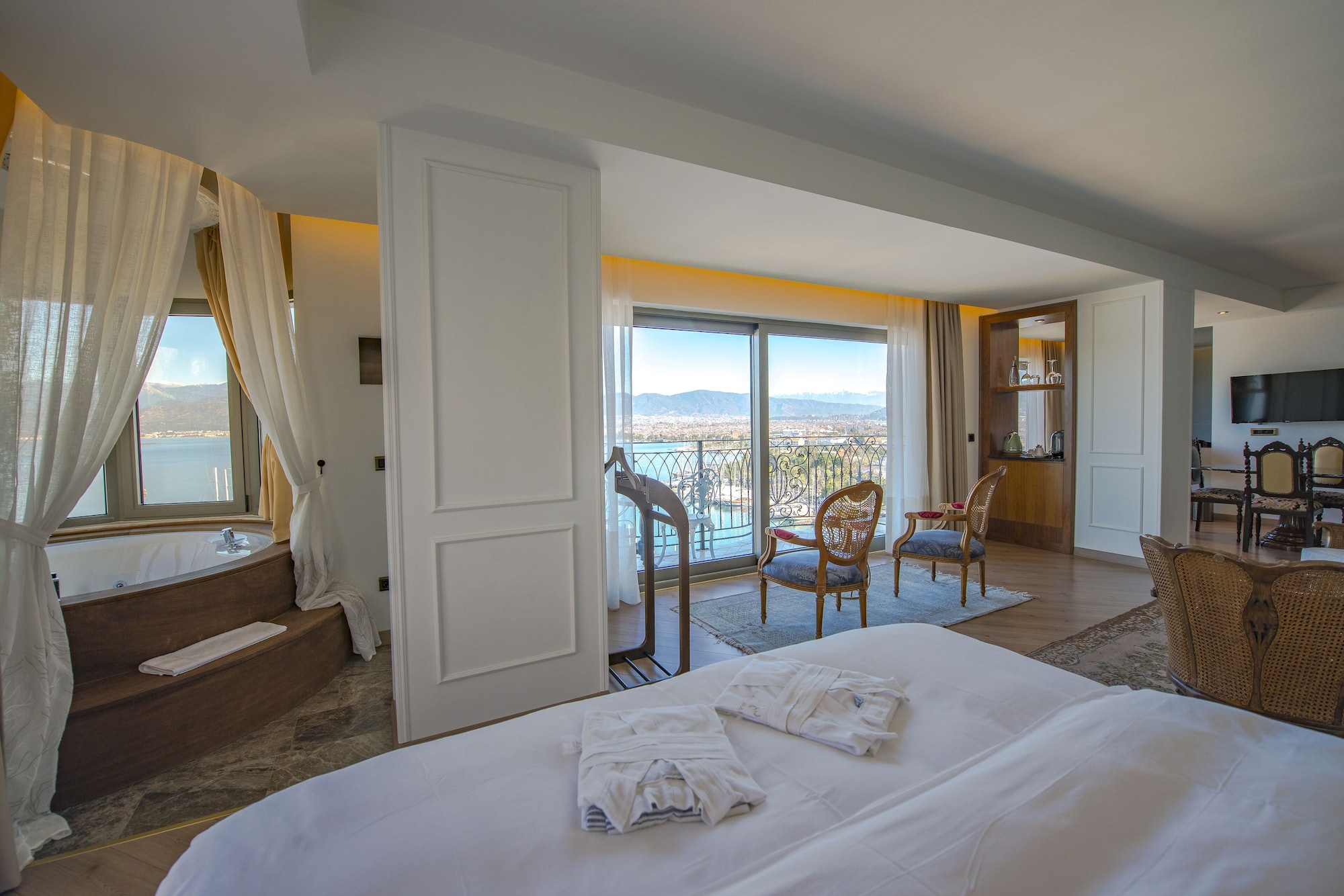 SUITE, KING BED, HOT TUB