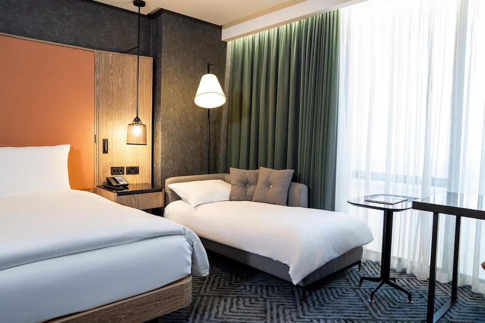 ROOM, KING BED