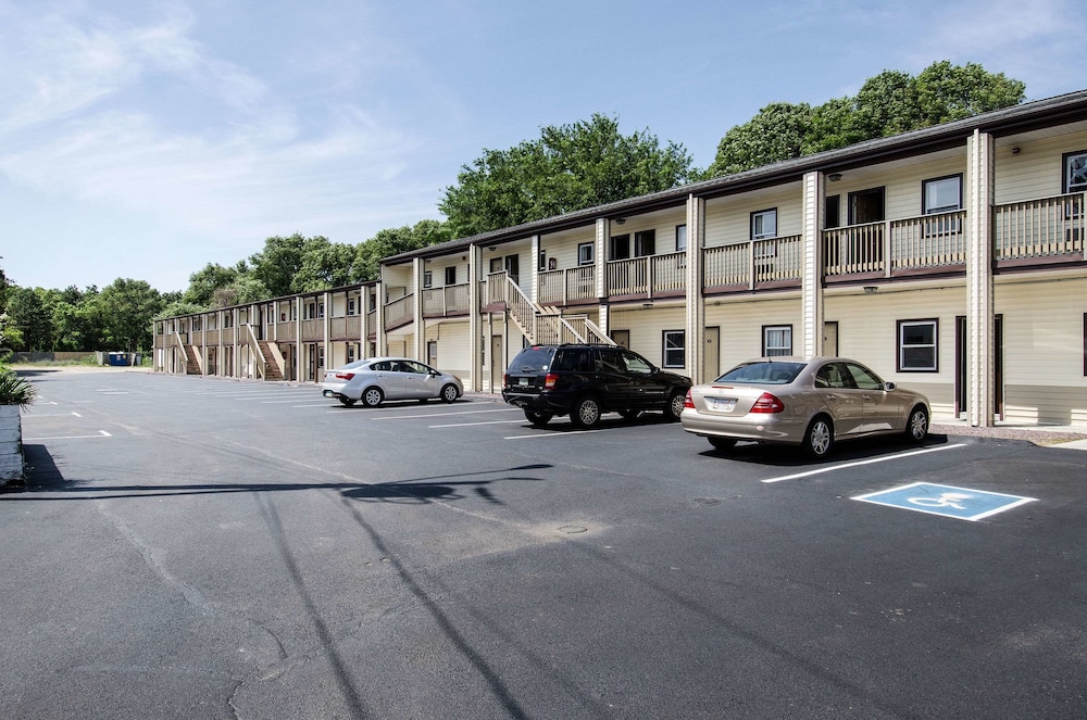 Econo Lodge West Yarmouth on Cape Cod 6/38