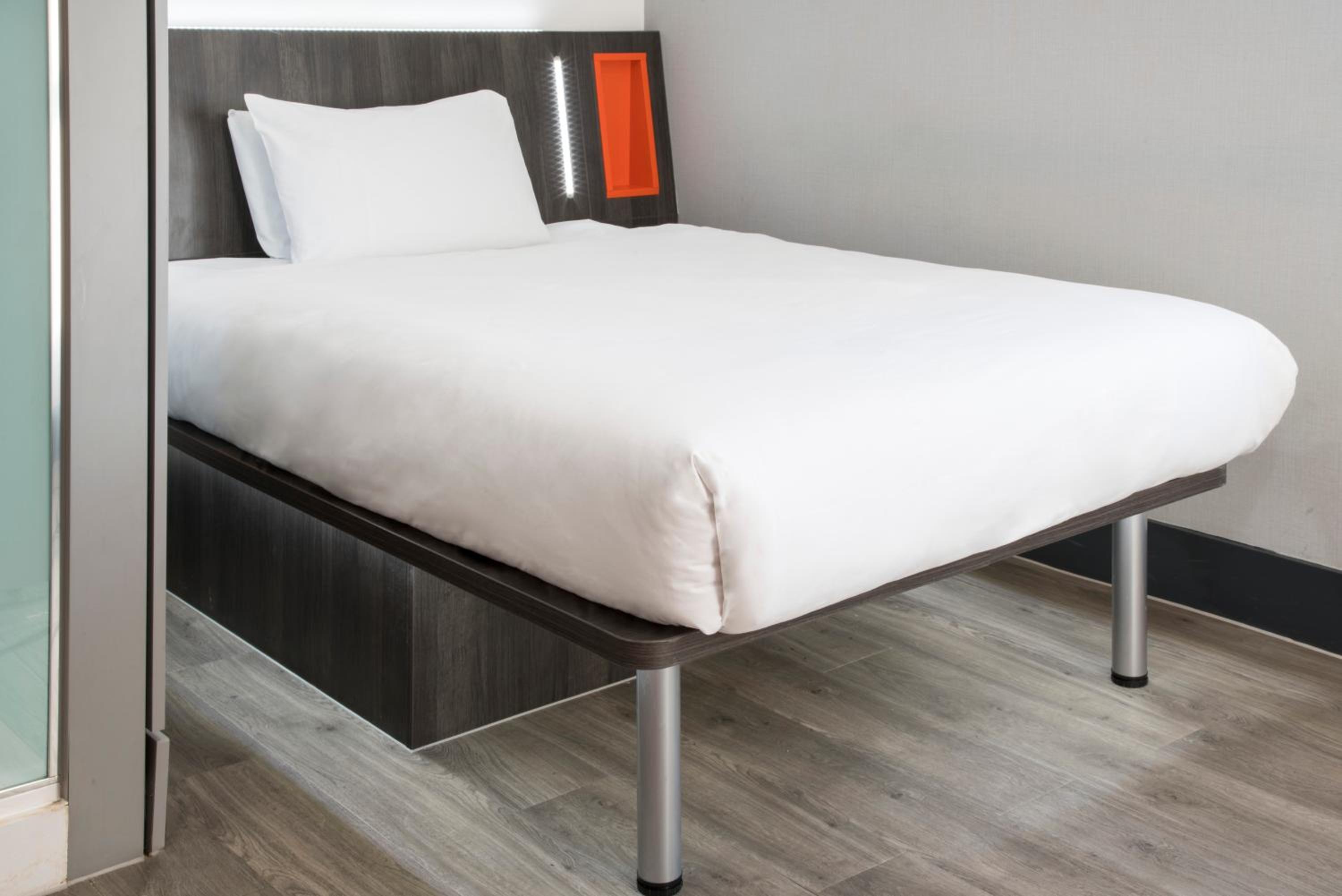 ROOM, DOUBLE BED, NO WINDOW