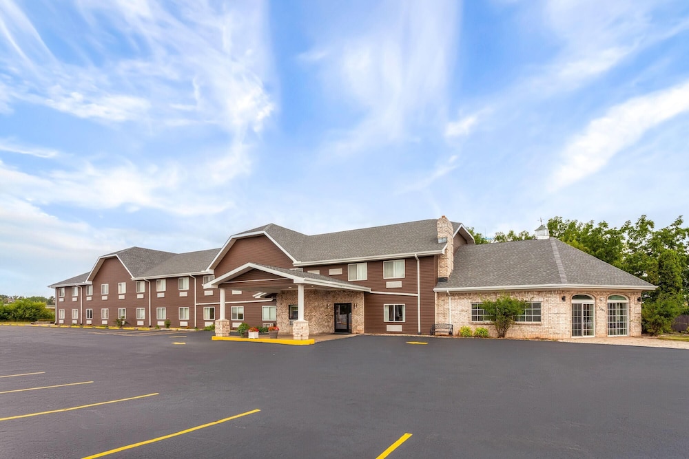 Days Inn & Suites by Wyndham Kaukauna WI 51/58