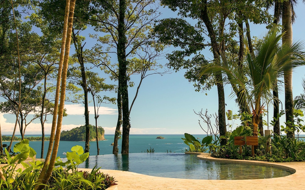 Arenas del Mar Beachfront & Rainforest Resort 30/75
