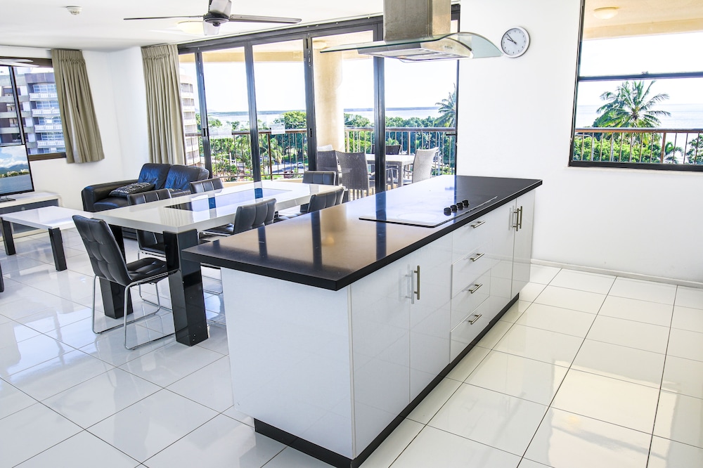 Cairns Aquarius 64/72