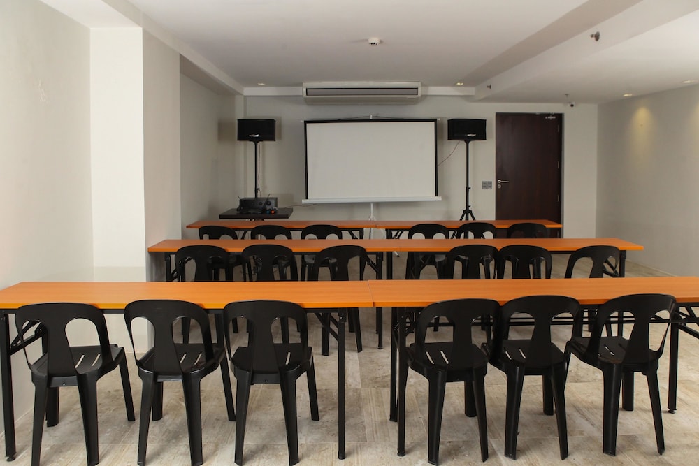 Ramada Encore by Wyndham Makati 41/50