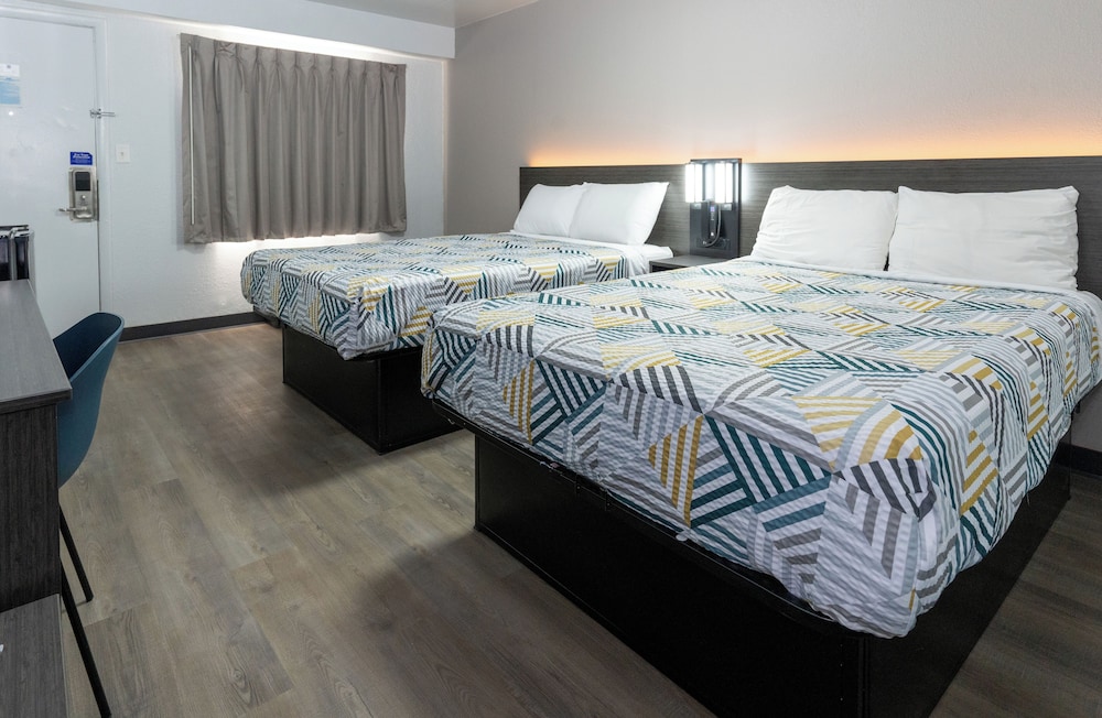 DELUXE, 2 DOUBLE BEDS, SMOKING