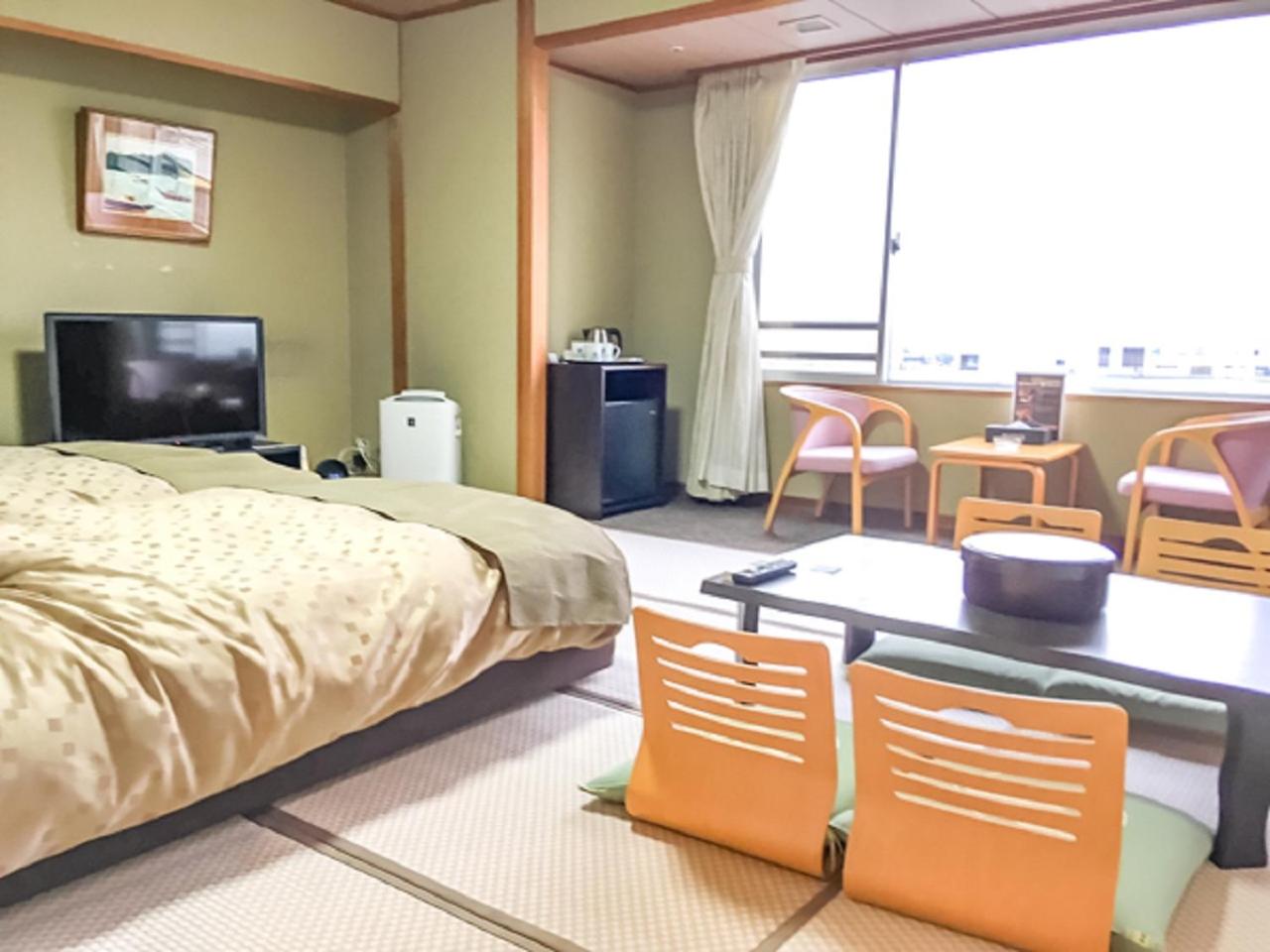 غرفة تقليدية بسريرين منفصلين بشرفة، LiVEMAX Resort Kaga-Yamashiro 2/4