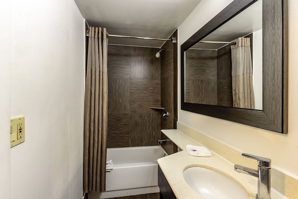 Motel6 Elizabeth, NJ - Newark Liberty Intl Airport 23/45