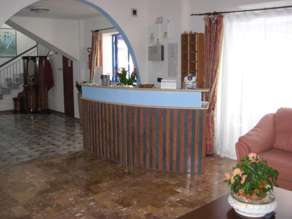 Beach Hotel 5/43