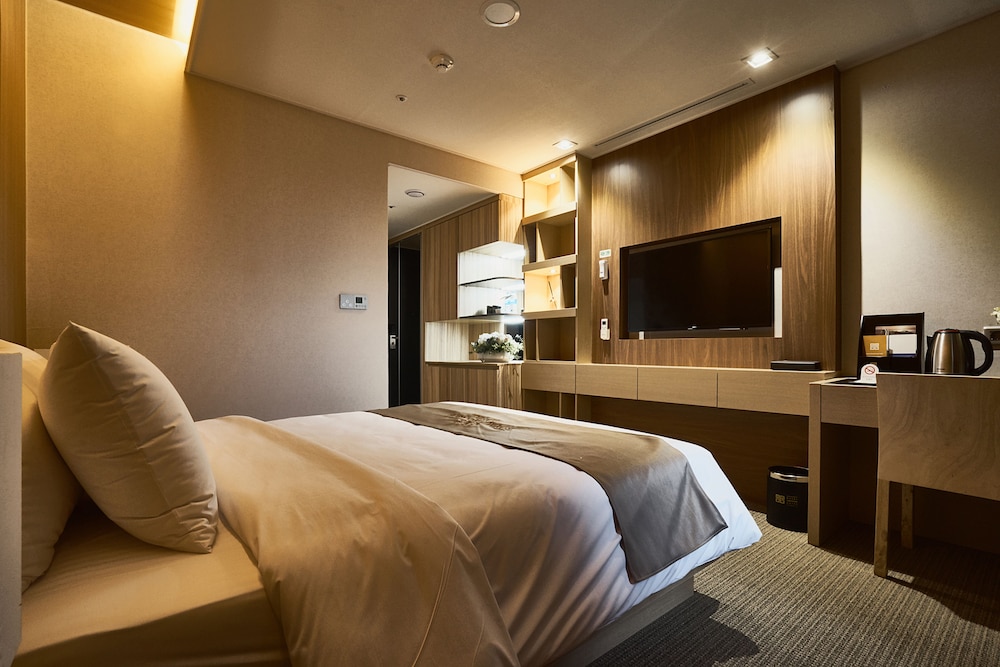 Royal Emporium Hotel 33/72