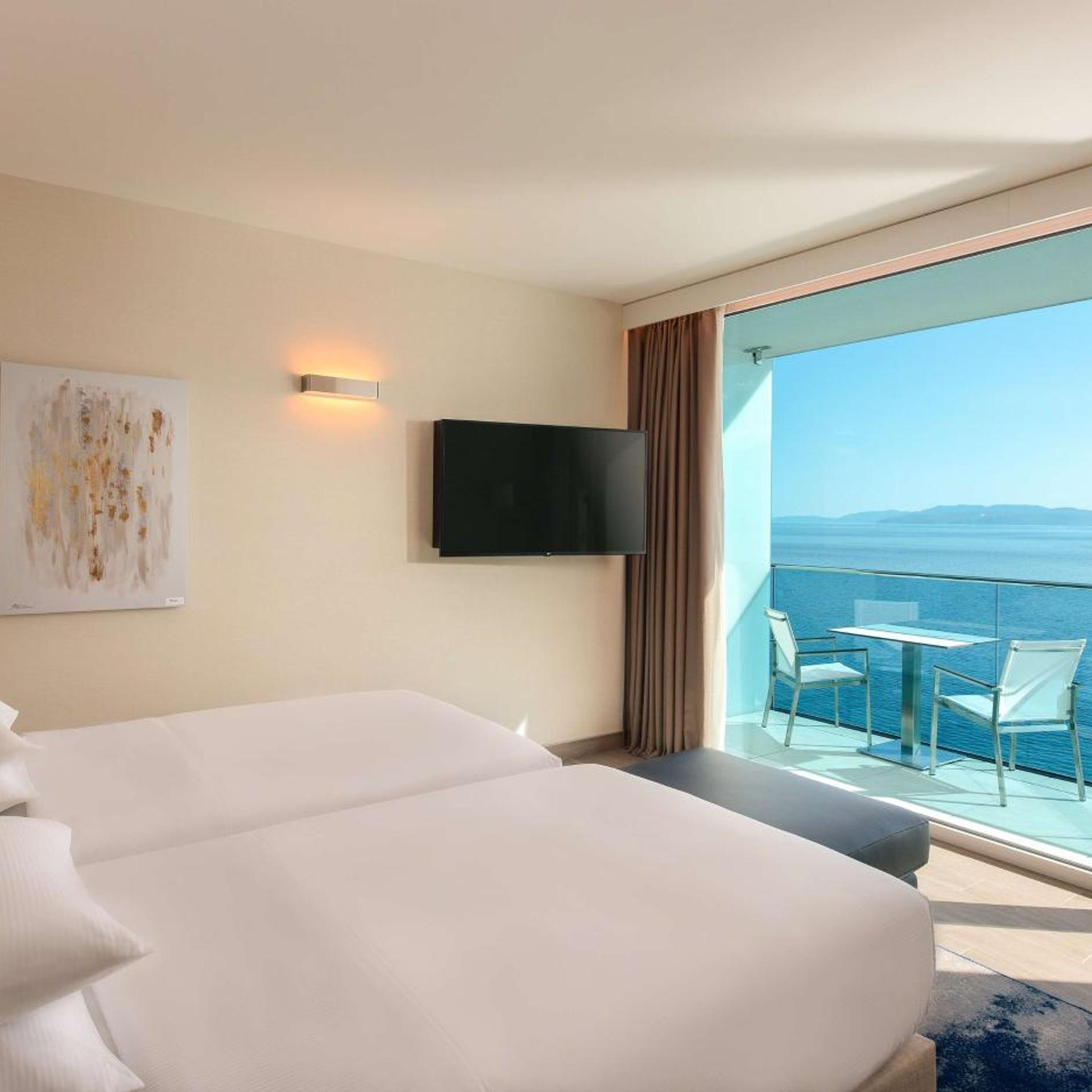 غرفة بسريرين منفصلين بإطلالة على البحر بشرفة، Hilton Rijeka Costabella Beach Resort and Spa 3/9