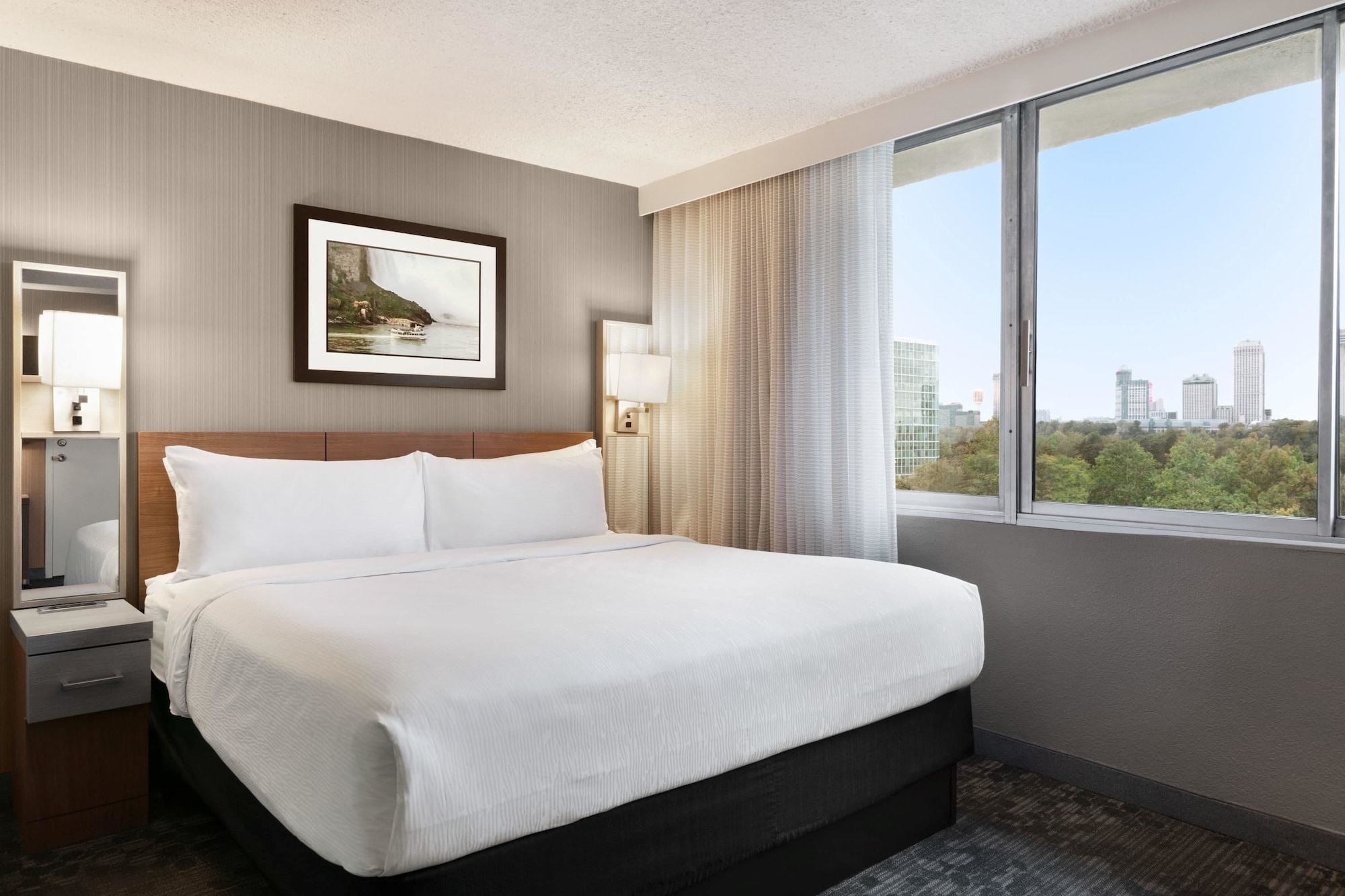 SUITE, KING BED, SKYLINE VIEW
