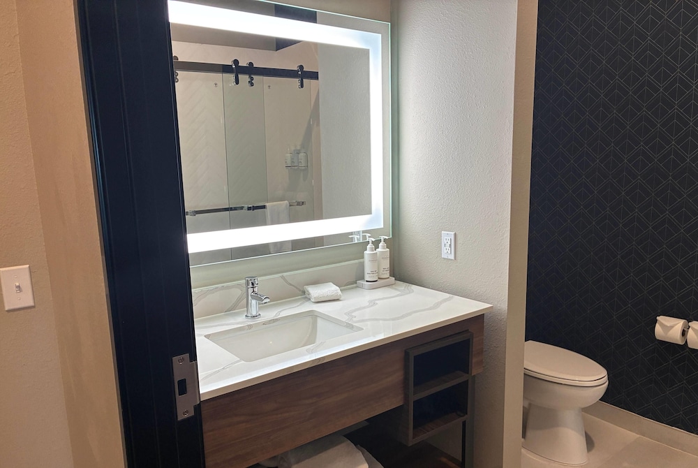 La Quinta Inn & Suites by Wyndham Athens 47/49