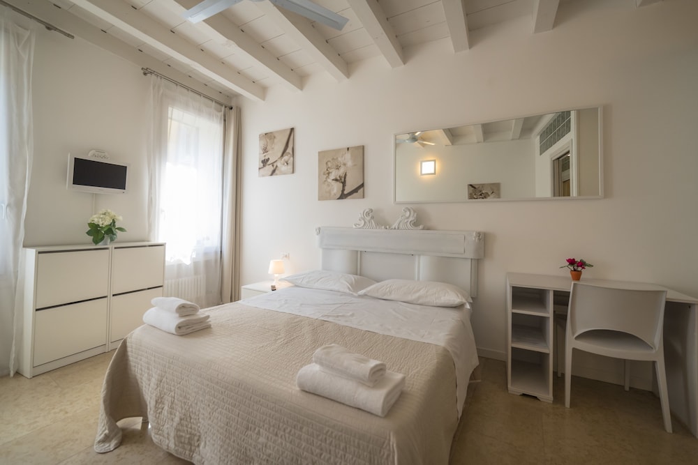 ROOM, DOUBLE BED