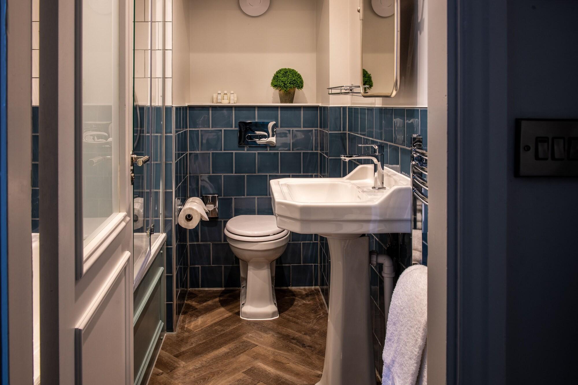 Junior, Double Bed, Lady Anne Middletons Hotel 3/3