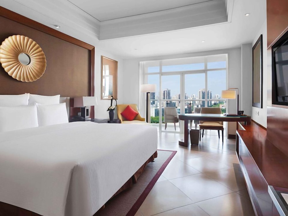 SUPERIOR, KING BED, CITY VIEW, BALCONY