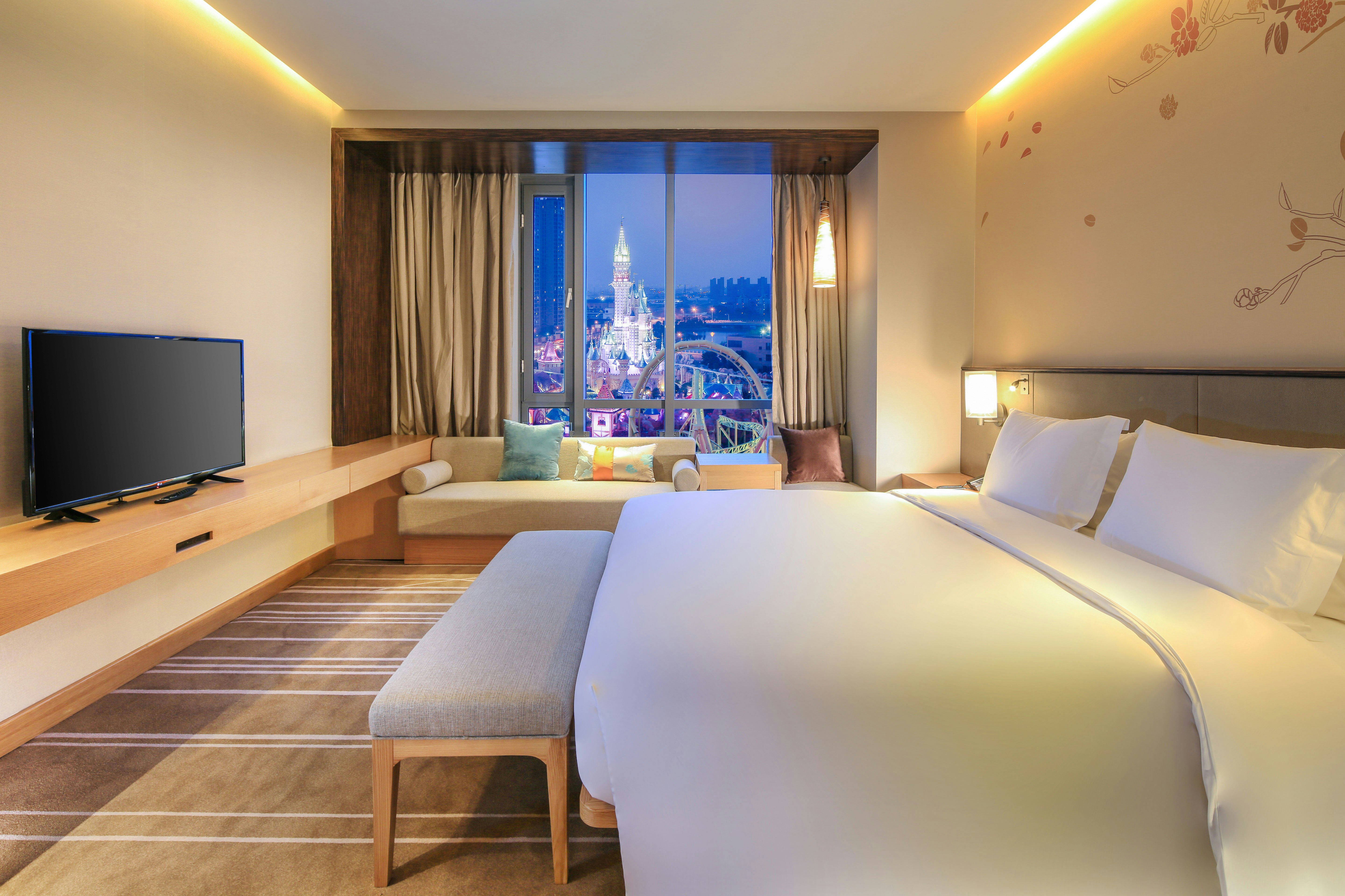 DELUXE, SUITE, KING BED