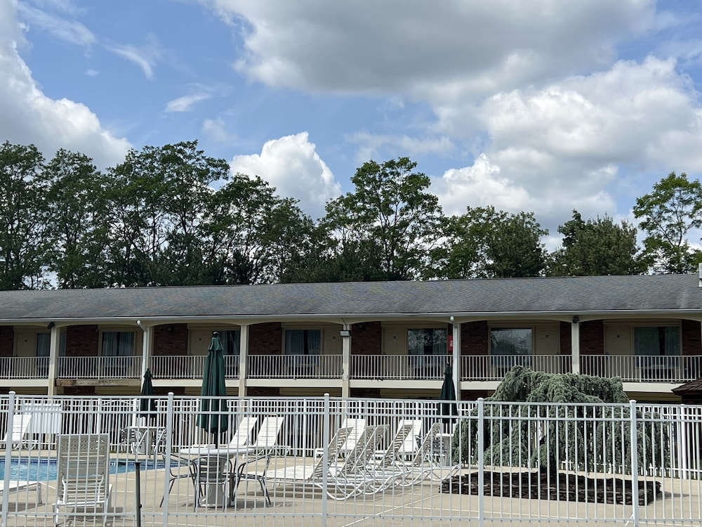 Crystal Inn Eatontown 2/41