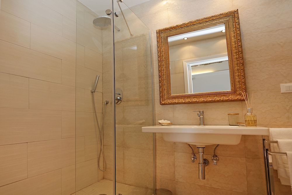 Madonna de Monti Suites 44/50