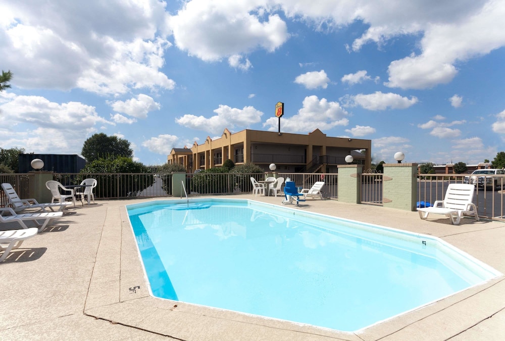 Super 8 By Wyndham Clarksville Northeast 13/21