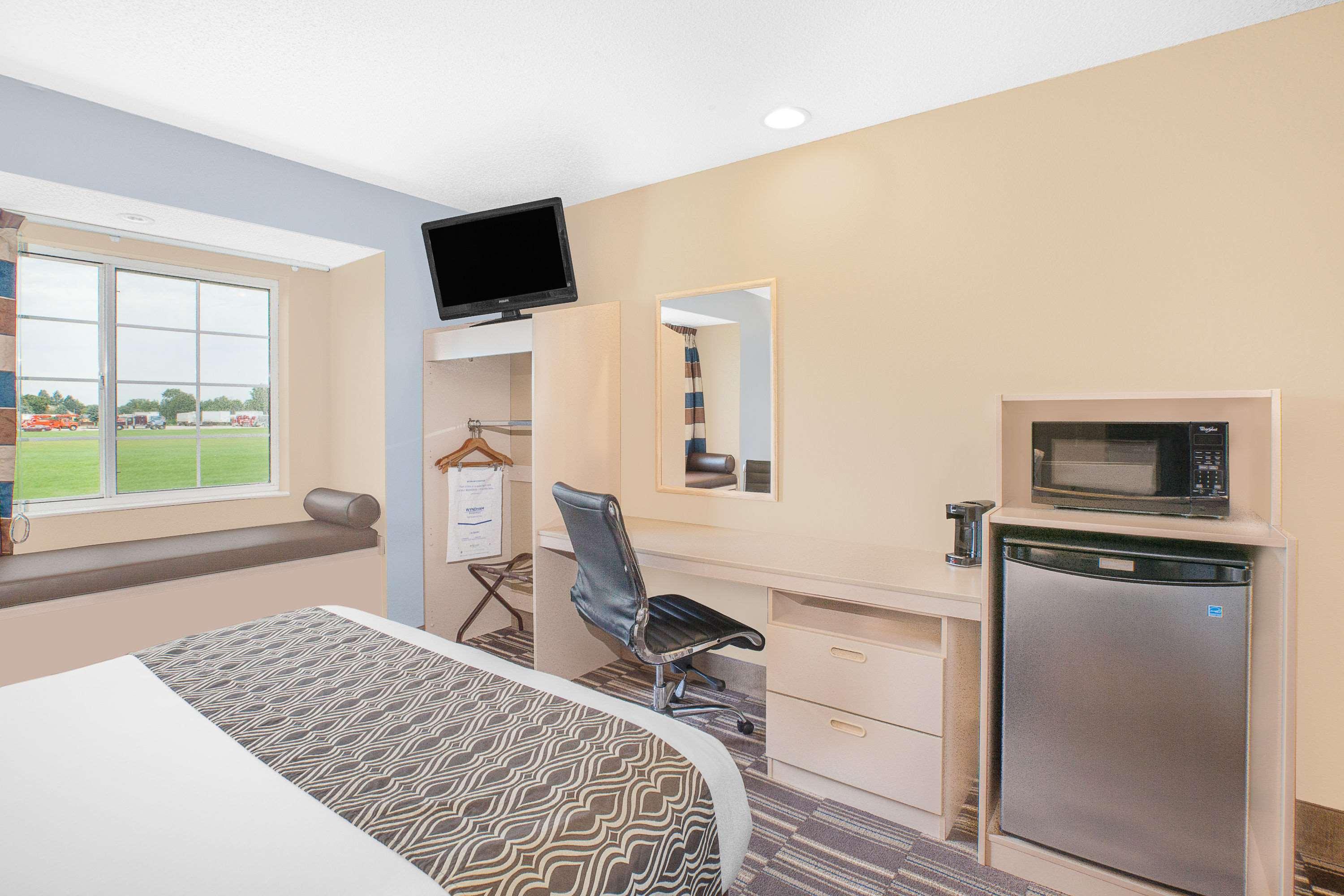Microtel Inn & Suites By Wyndham Clear Lake 24/25