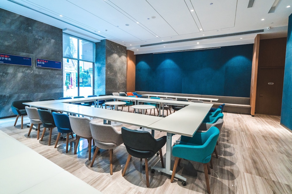 Holiday Inn Express Pengzhou Downtown 59/71