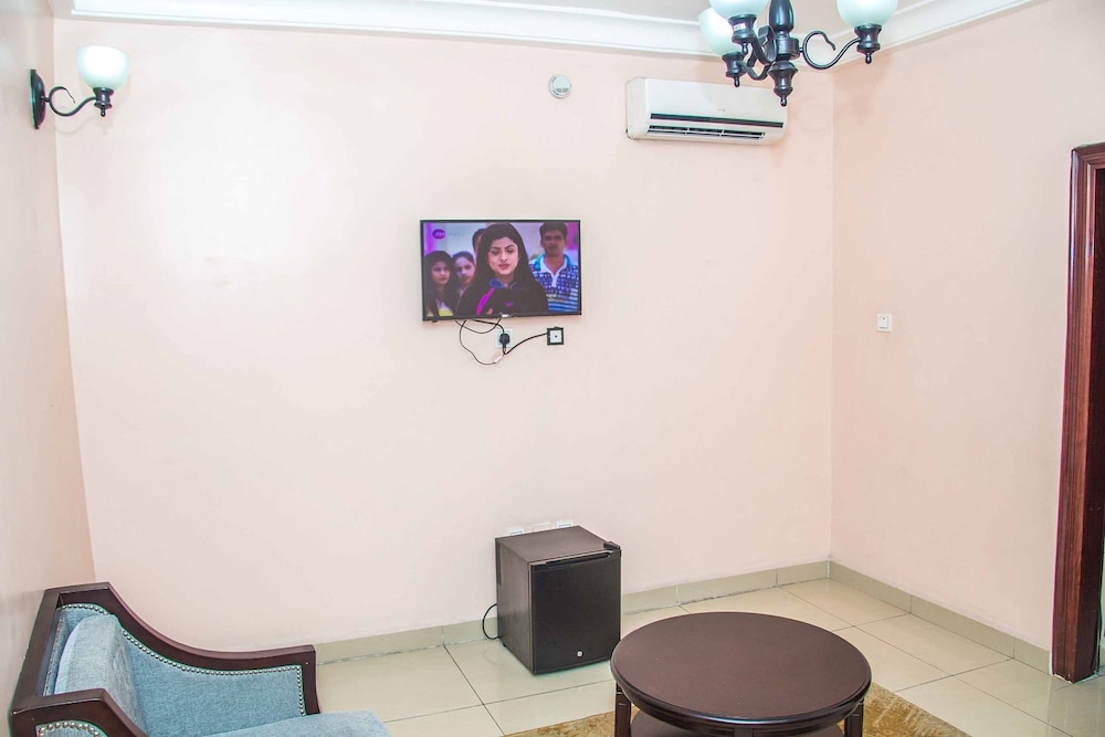 Royal Crest Hotel & Suites 32/50