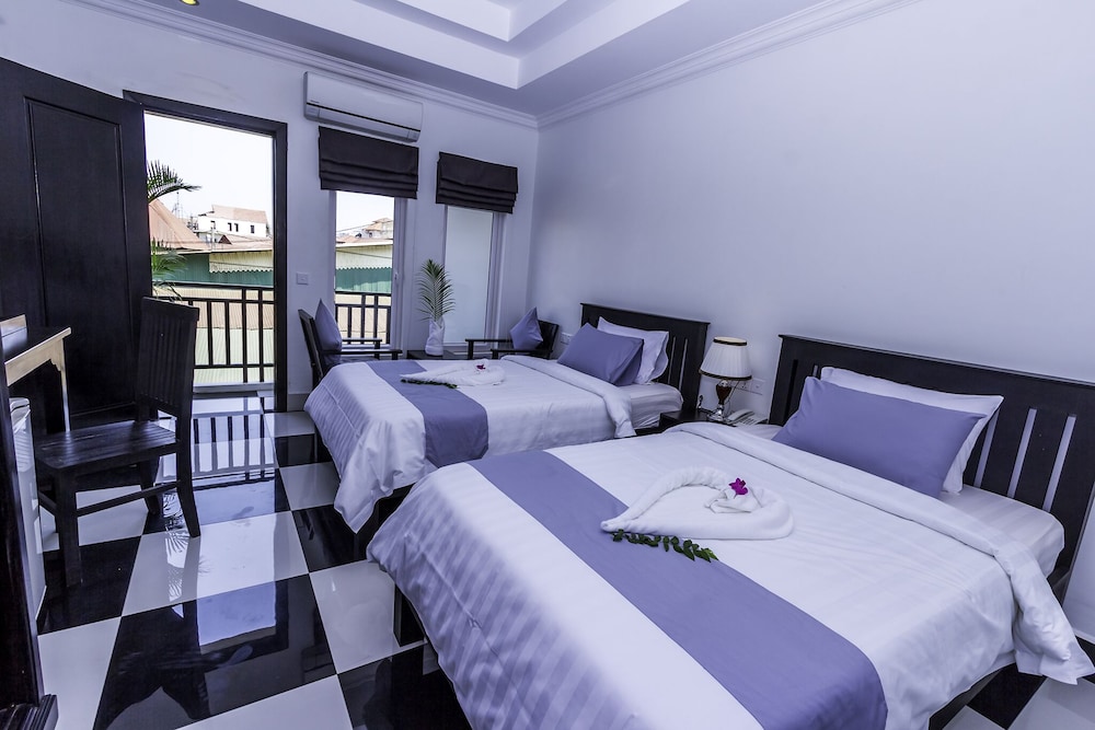 DELUXE, TWIN BEDS, POOL VIEW