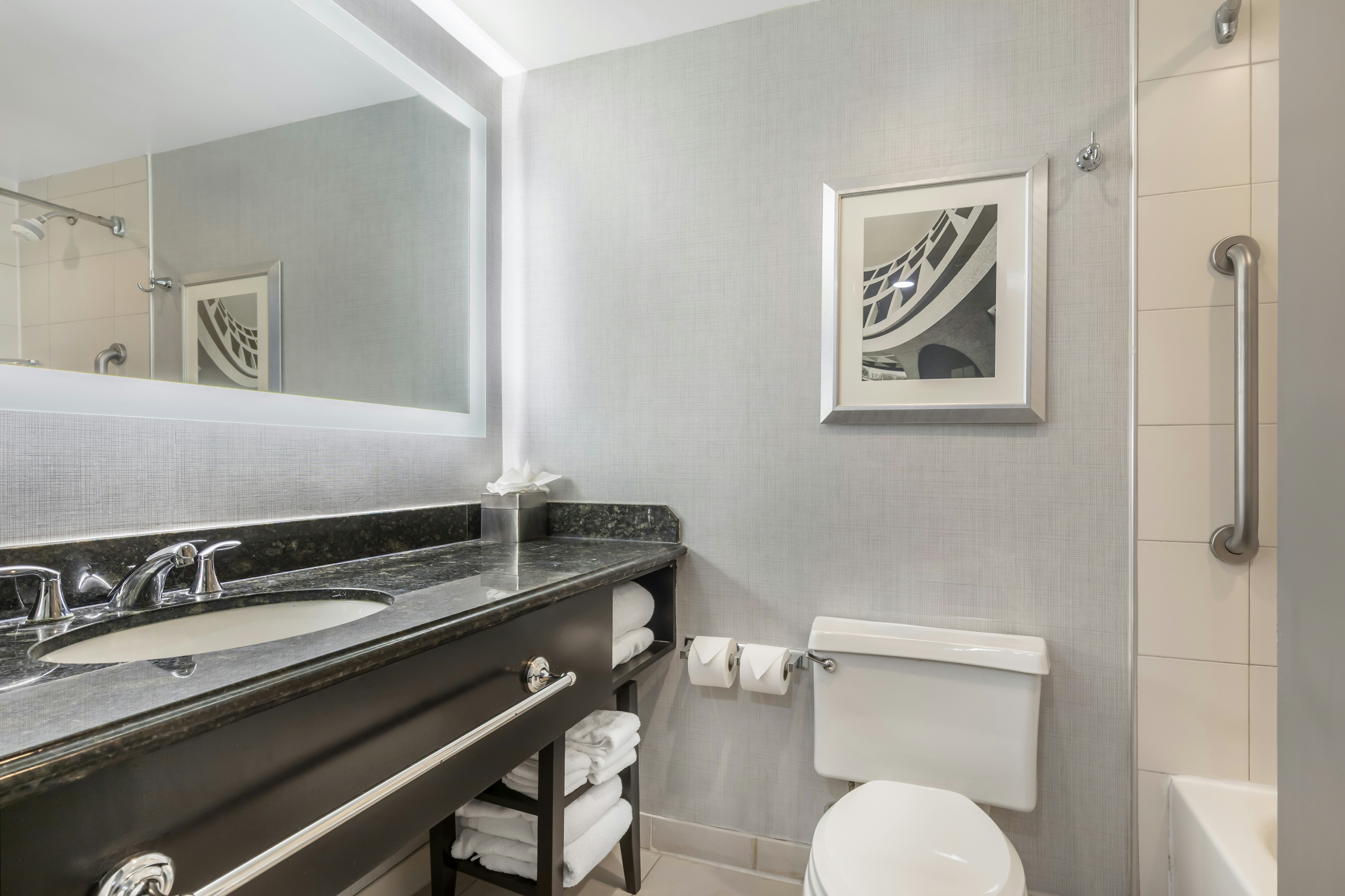 غرفة بسريرين كوين مع أريكة، DoubleTree by Hilton Williamsburg 4/4
