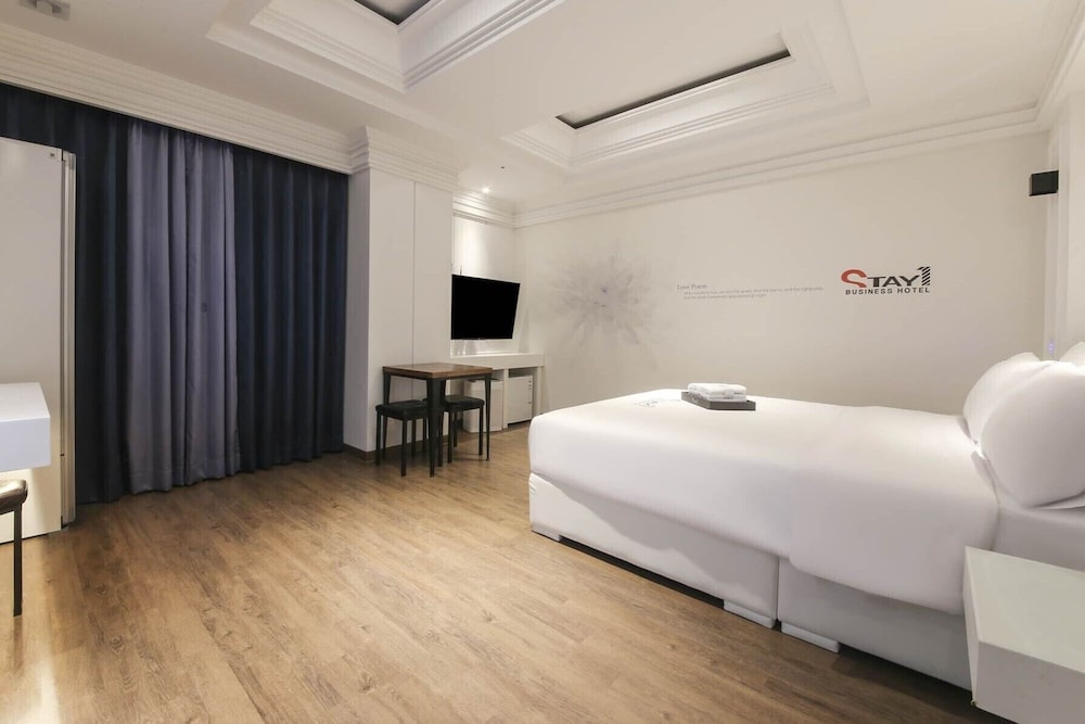Stay 1 Hotel 9/49