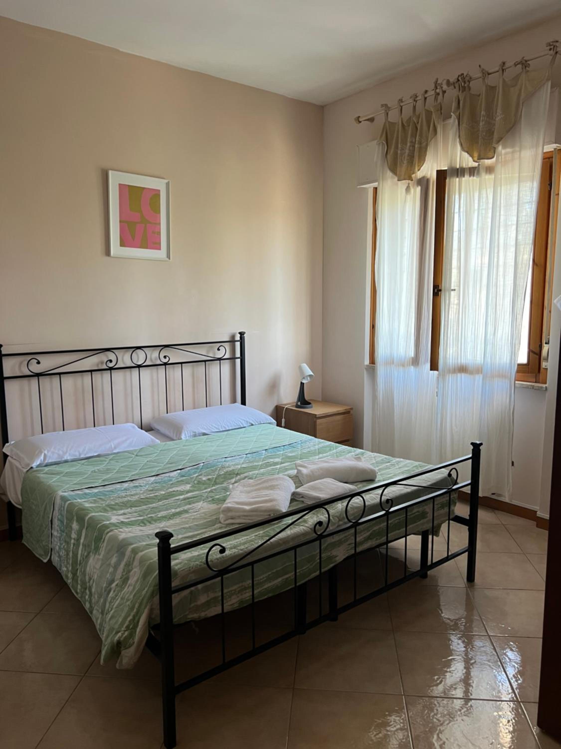 ROOM, DOUBLE BED