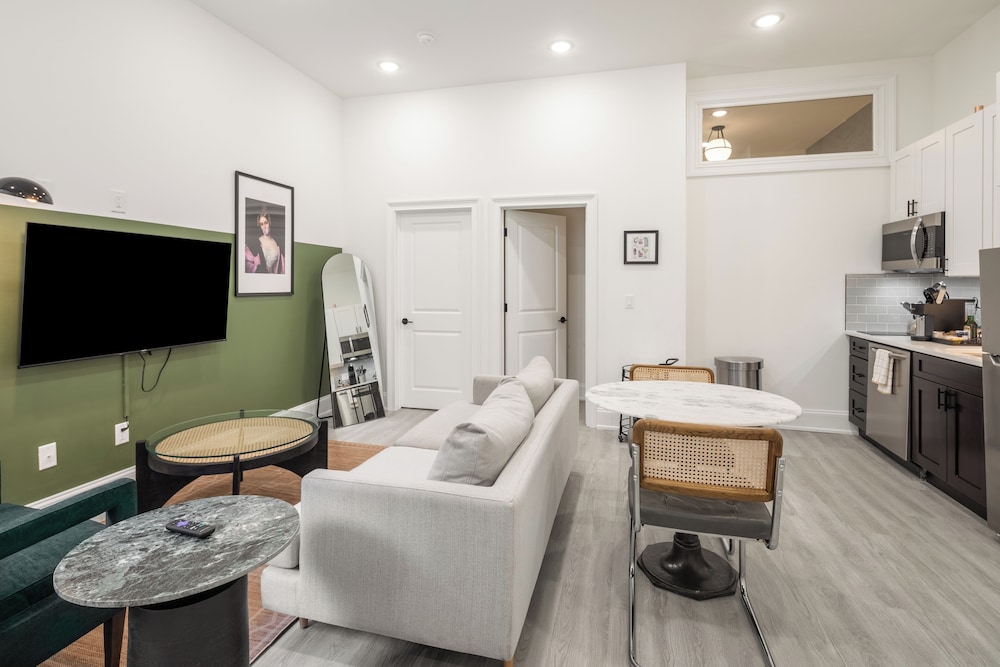 Sosuite at French Quarters - Rittenhouse Square 31/50