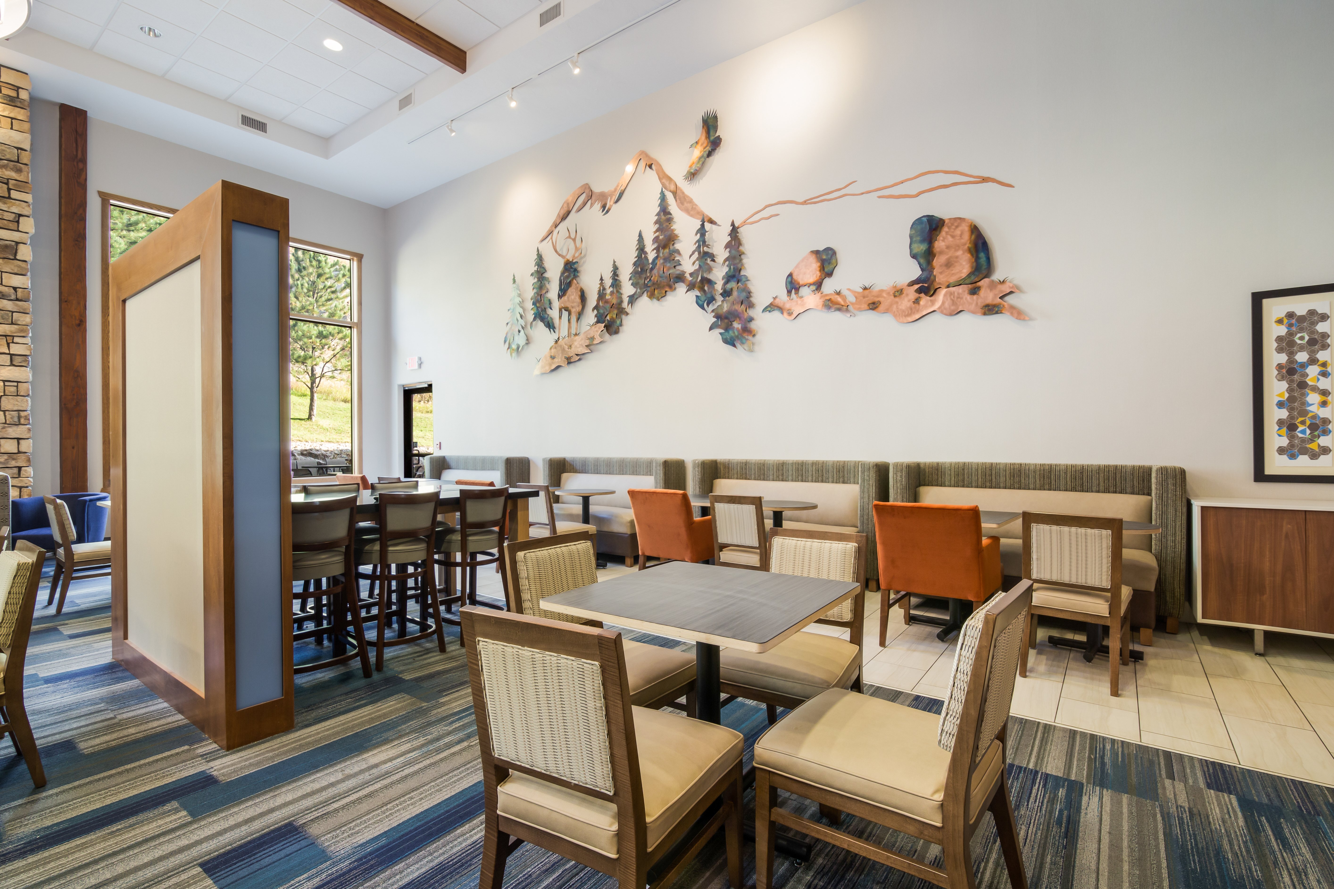 Holiday Inn Express and Suites Custer 49/59