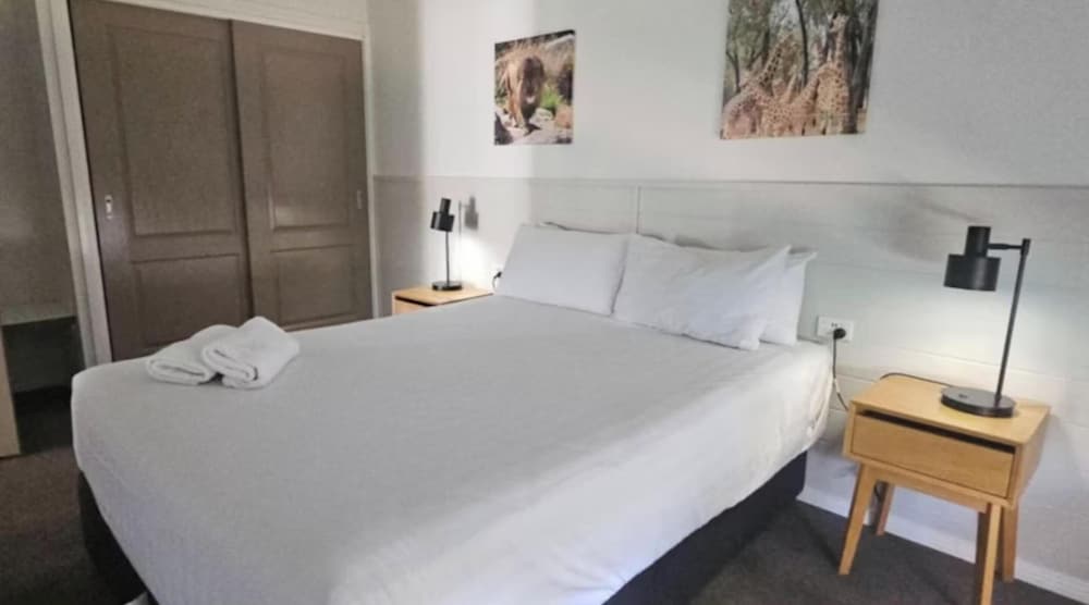 2 Bedrooms, Deluxe, Cabin, 1 Queen and 1 Single Bed, Bunk Bed, Accessible