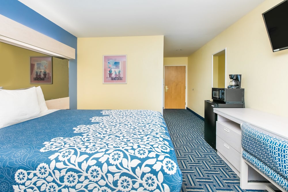 Days Inn & Suites by Wyndham Pryor 5/18