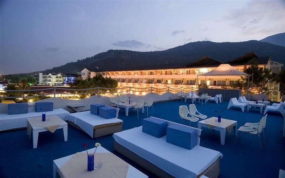 Aquabella Beach Hotel 17/20