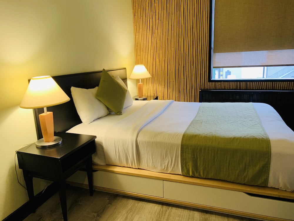 STANDARD, QUEEN BED