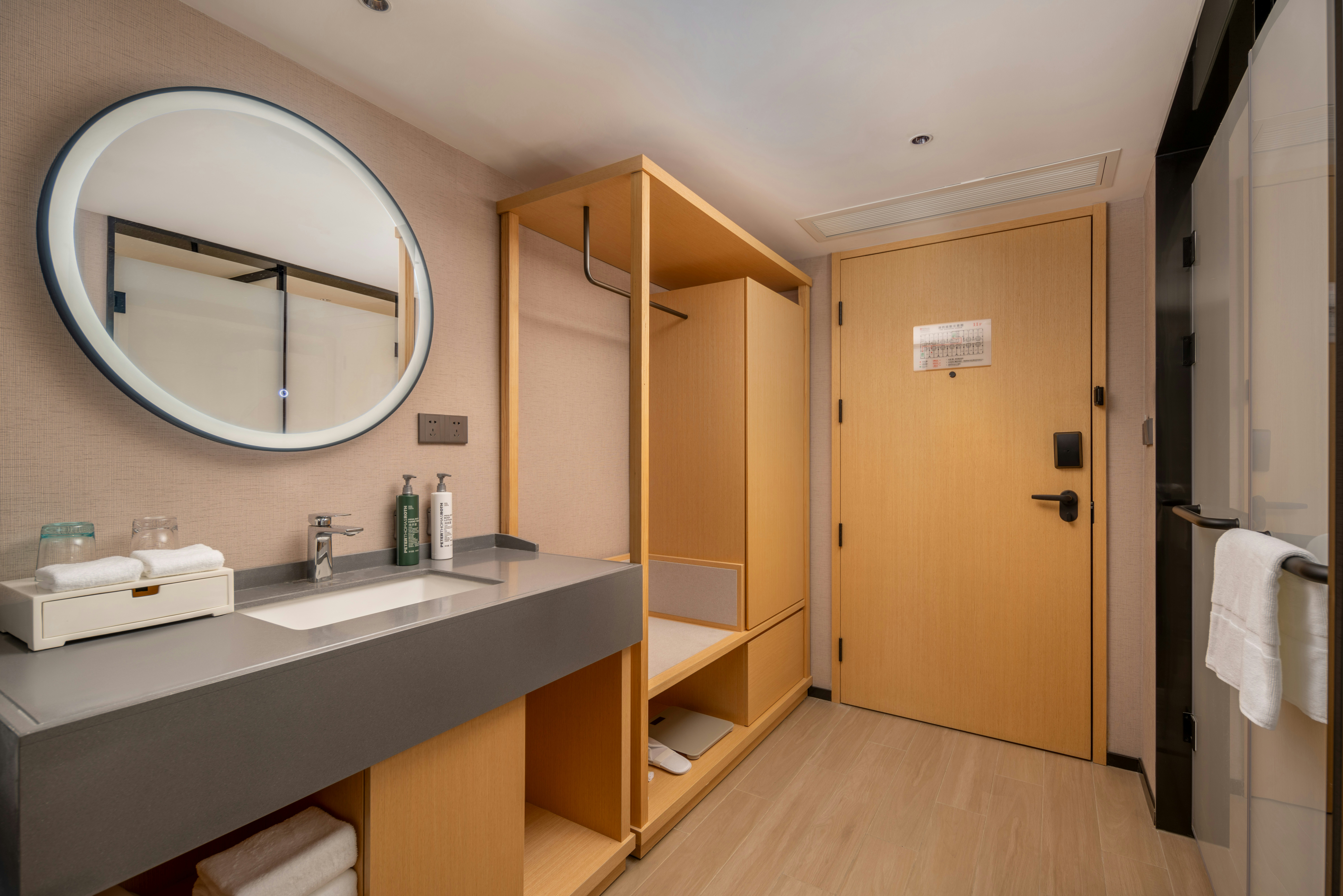 GUEST ROOM, KING BED, HIGH FLOOR